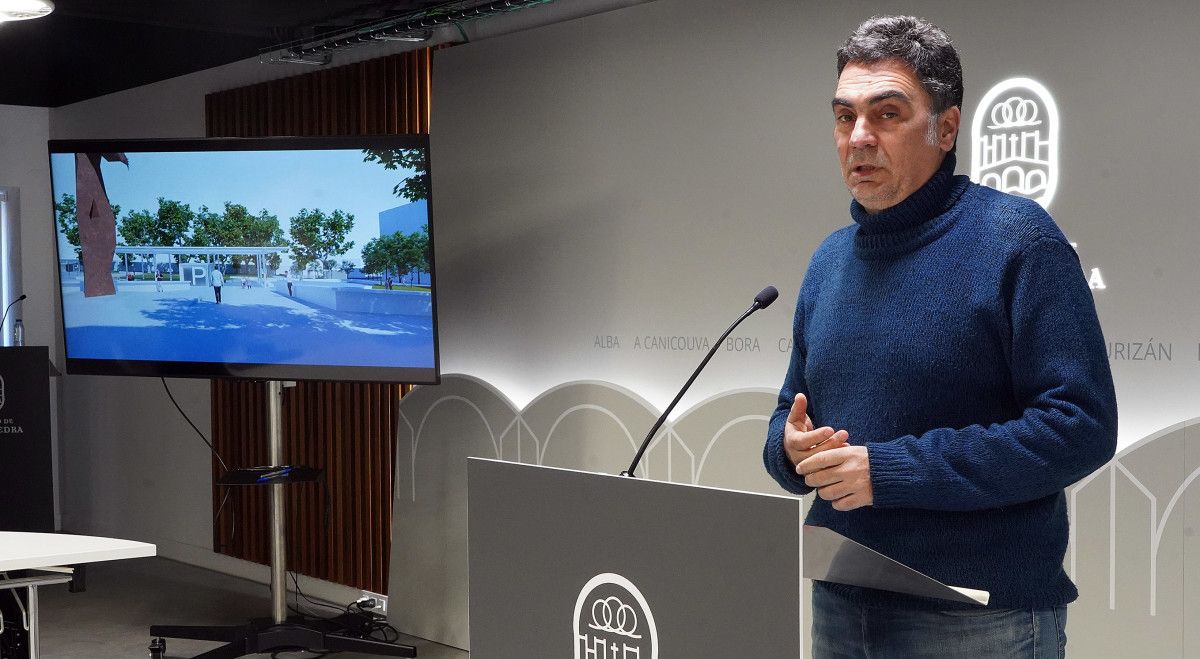 Demetrio Gómez con el proyecto de reforma de Barcelos