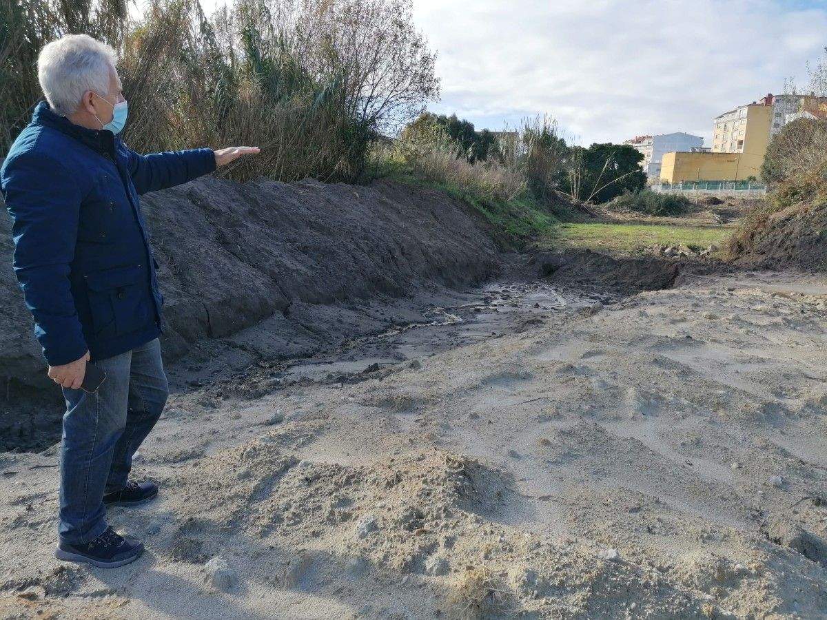 El alcalde Luciano Sobral en el terreno cedido para aparcamiento en San Salvador