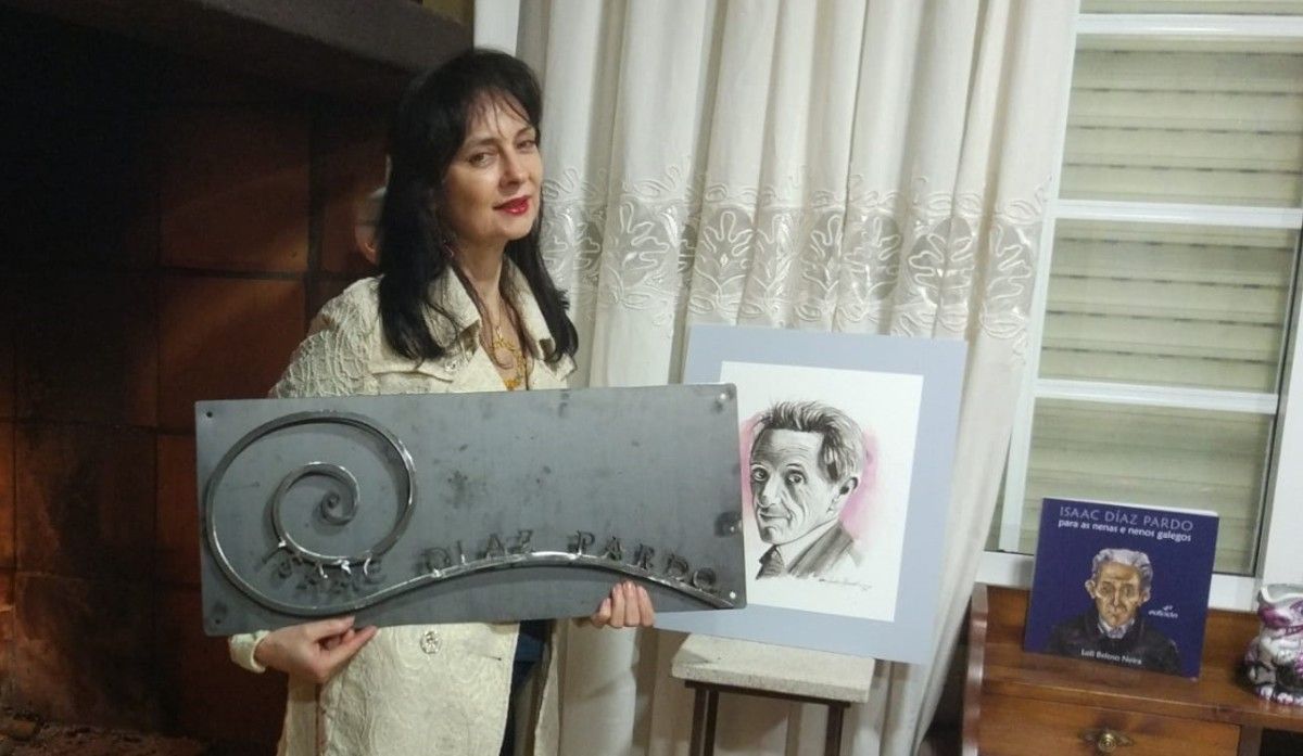 Loli Beloso con la placa con el nombre de Díaz Pardo que llevará una calle en Argentina
