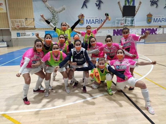 As xogadoras do Burela festexan a súa clasificación logo de eliminar ao Marín Futsal na Raña