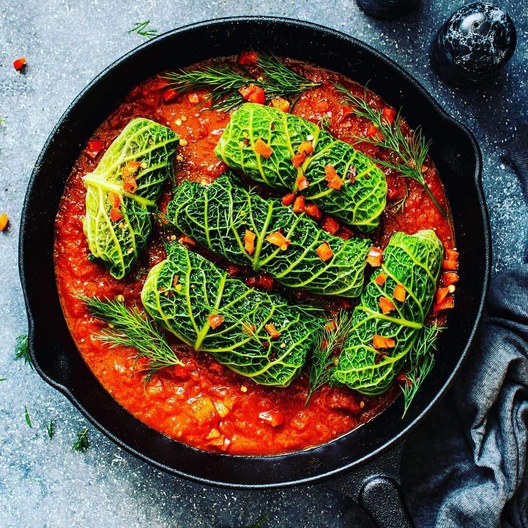 Paquetitos de repollo en salsa de tomate