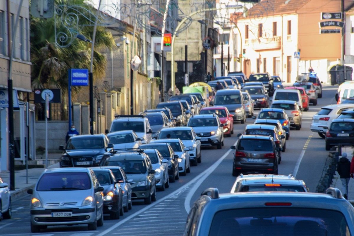 Caravana de coches contra a suba de impostos en Poio