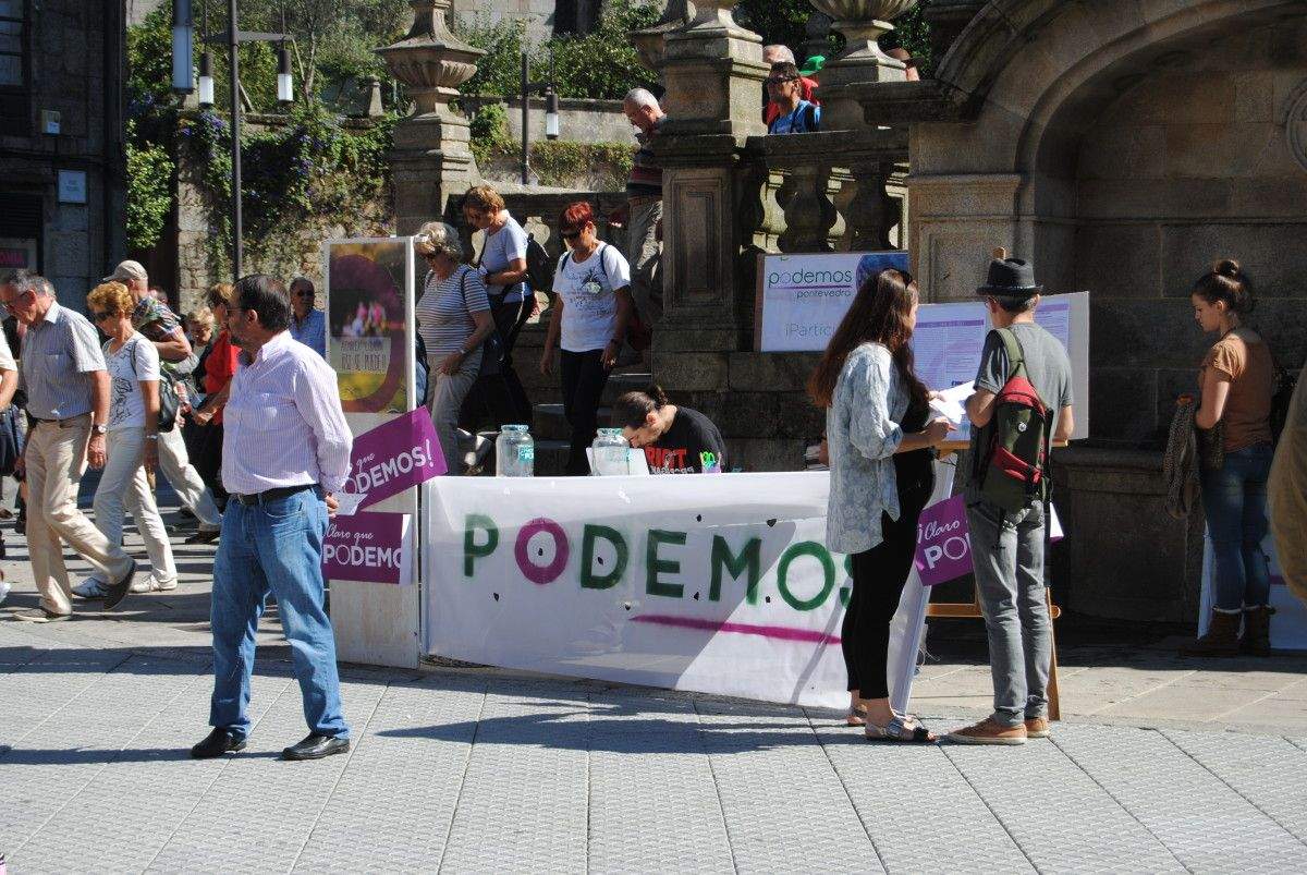 Mesa informativa instalada por Podemos Pontevedra en la plaza de la Peregrina
