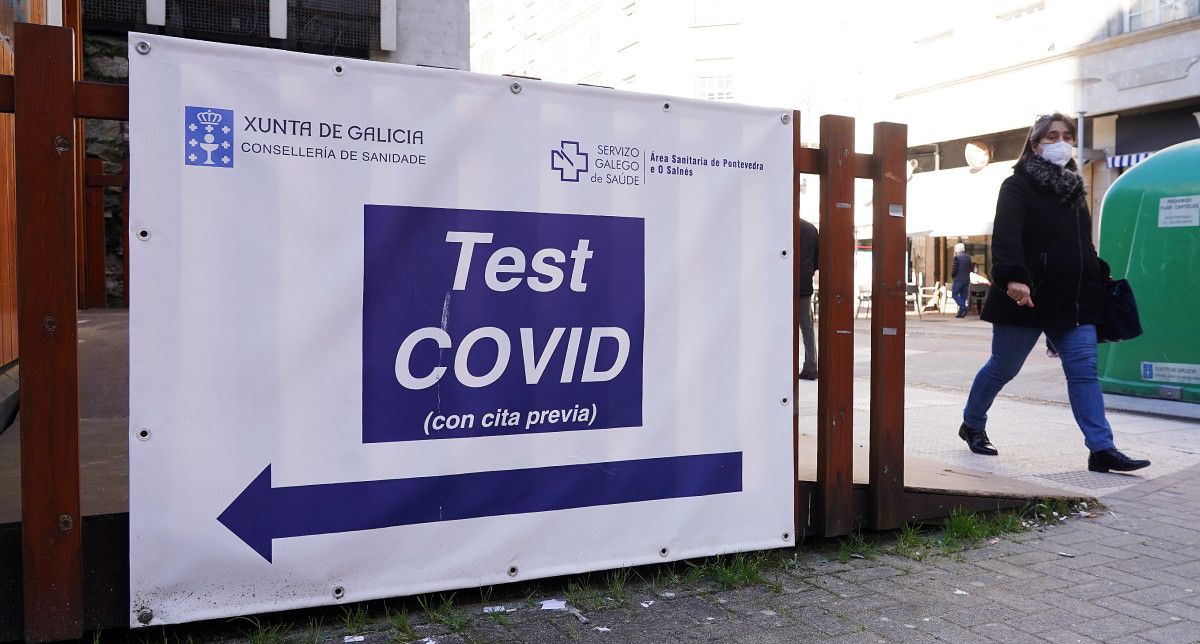 Zona habilitada no exterior do Hospital Provincial para realizar test de covid
