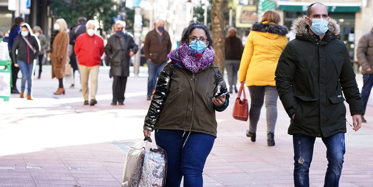 Gente con mascarillas por Pontevedra