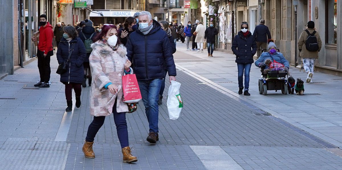 Xente con máscaras por Pontevedra