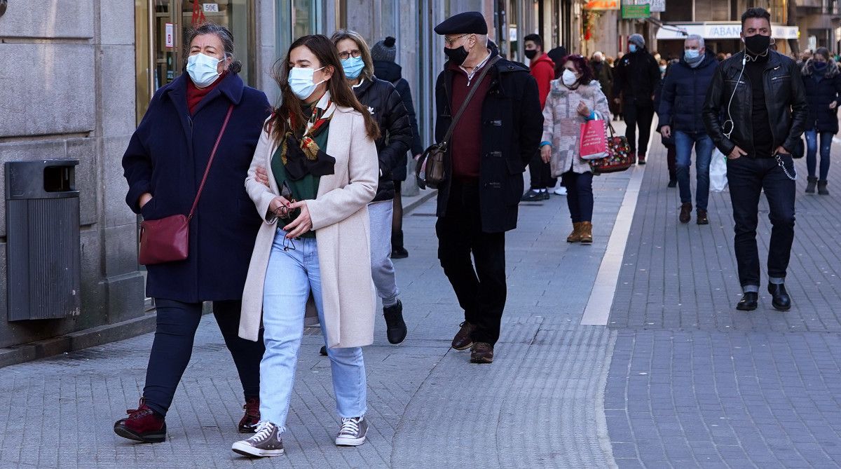 Xente paseando con máscaras en Pontevedra