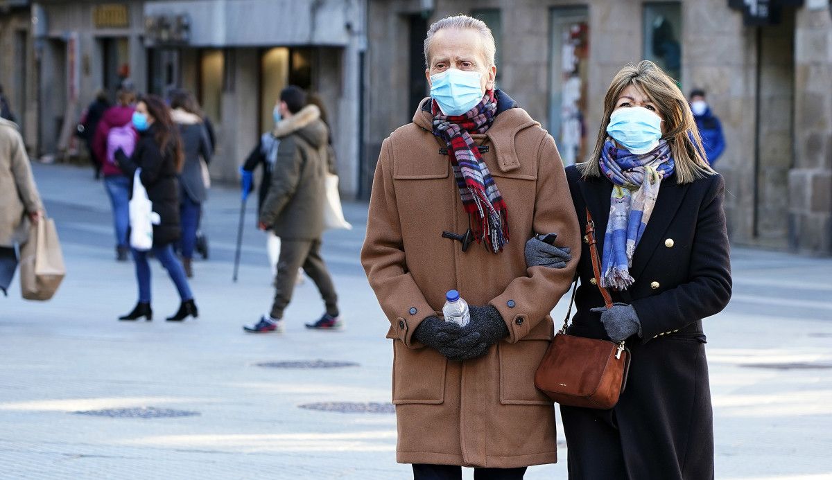 Gente con mascarillas por Pontevedra