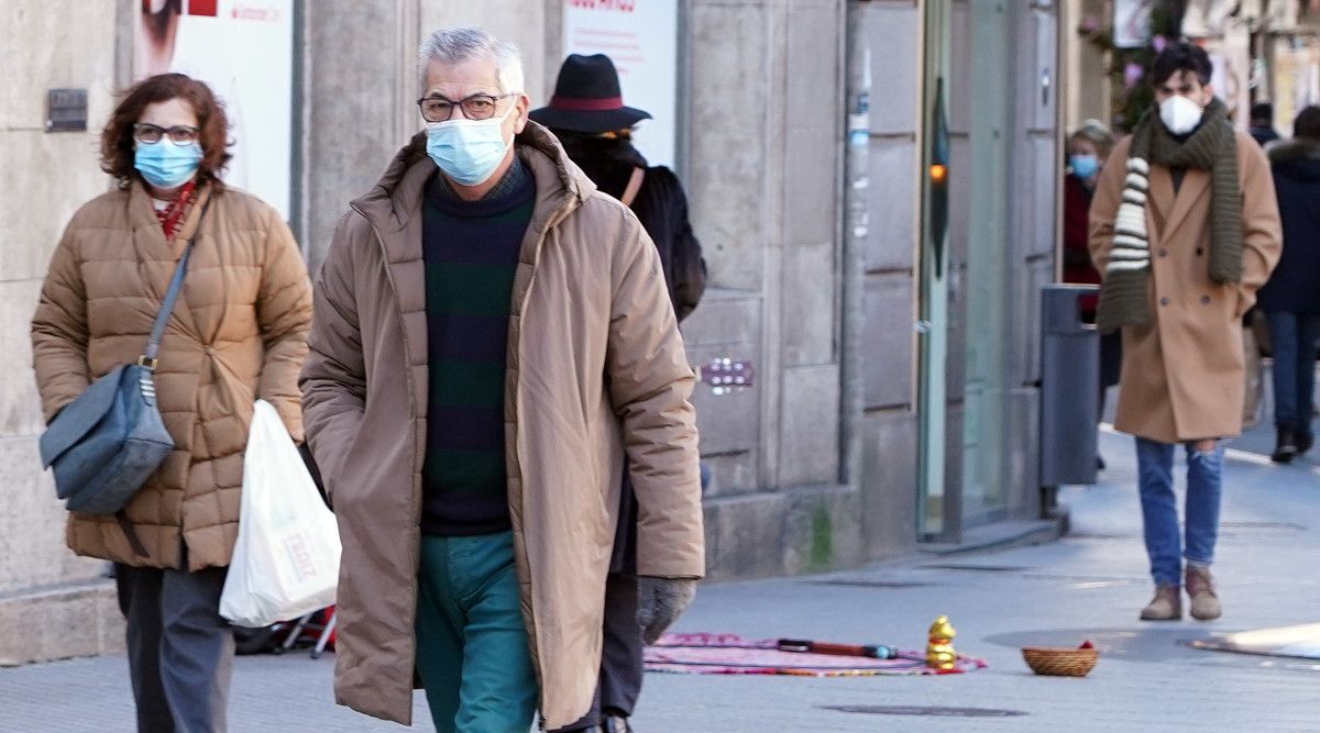 Xente paseando con máscaras en Pontevedra