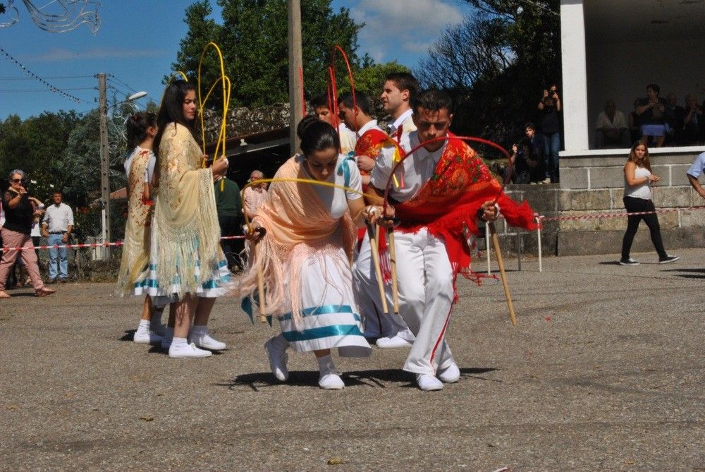 Procesión e danza tradicional na honra á Virxe dos Dolores en Anceu (Ponte Caldelas)