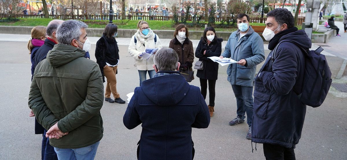 Demetrio Gómez informa del proyecto del Concello para la Plaza de Barcelos