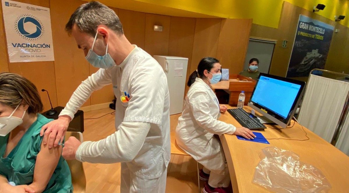 Inicio de la campaña de vacunación contra la covid-19 de los profesionales sanitarios