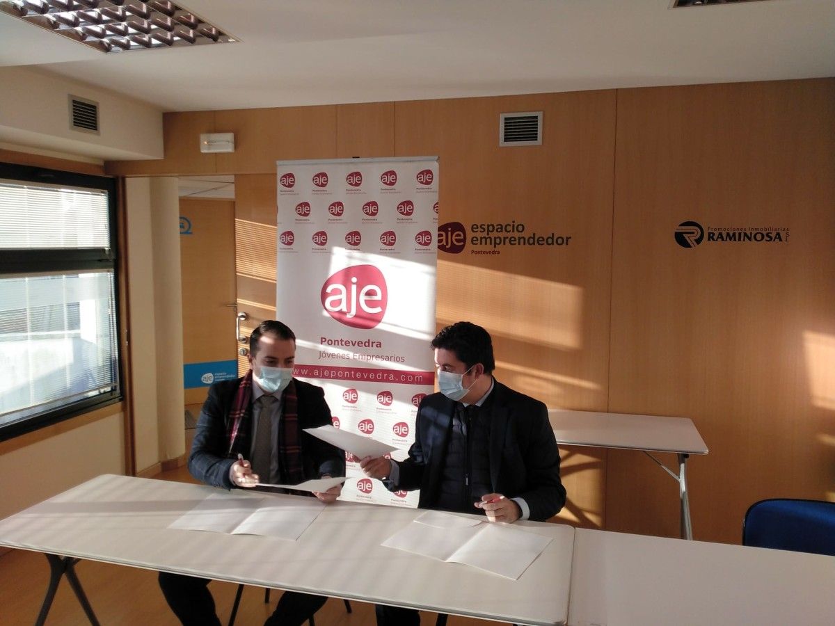 Jesús Rey e Pablo Lariño, presidentes de AJE e AGACOSE, firman un acordo de colaboración