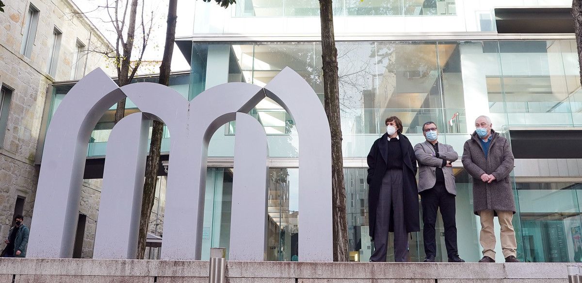 Sonia Mateos, José Manuel Rey y César Mosquera delante del Sexto Edificio del Museo