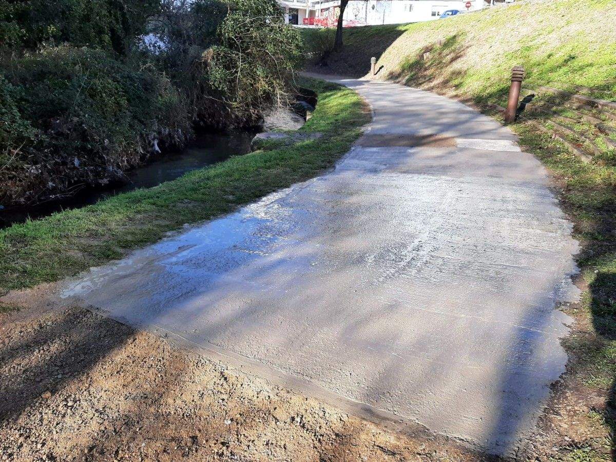 Pavimento establecido tras realizar a reparación no sendeiro fluvial dos Gafos