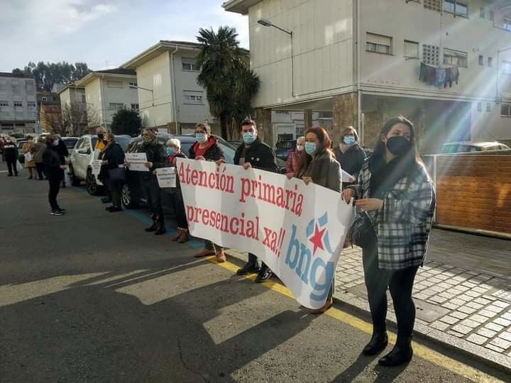 O BNG organiza unha protesta diante do centro de saúde de Marín para esixir a volta da atención primaria presencial