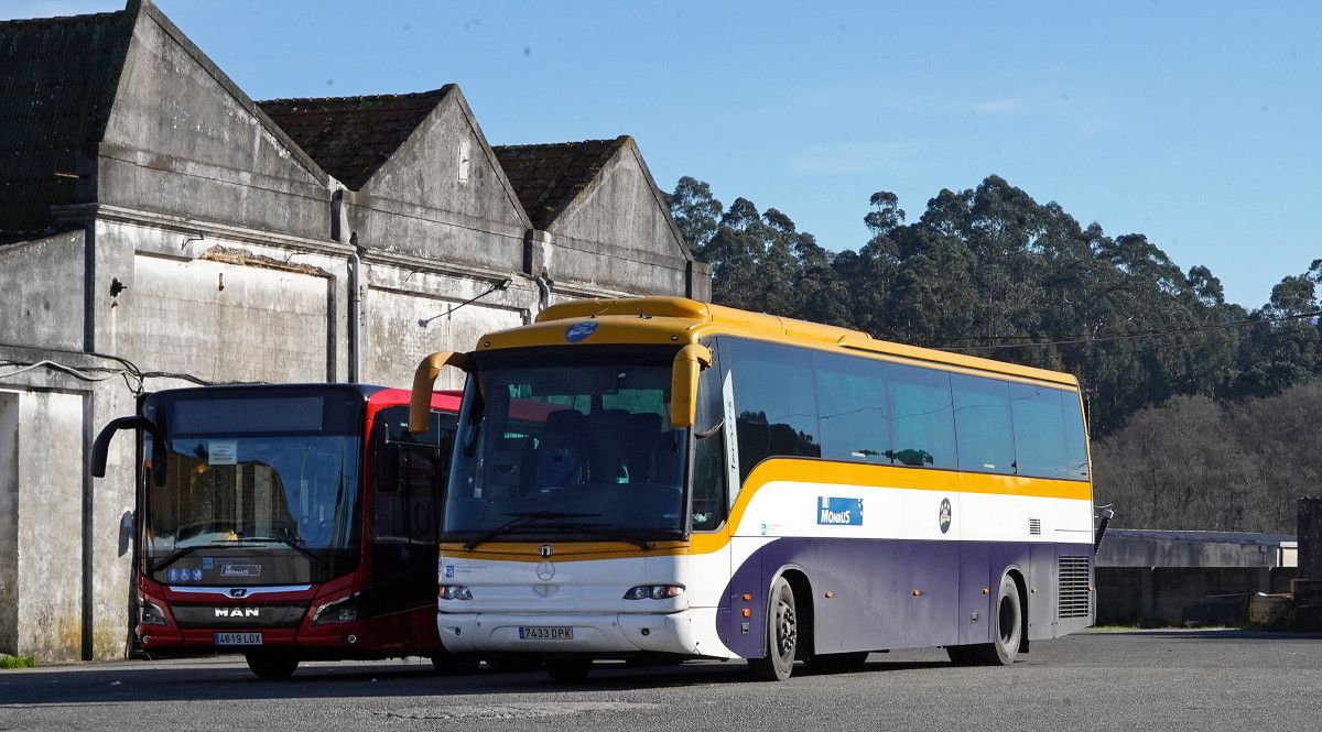Autobús da empresa Monbús