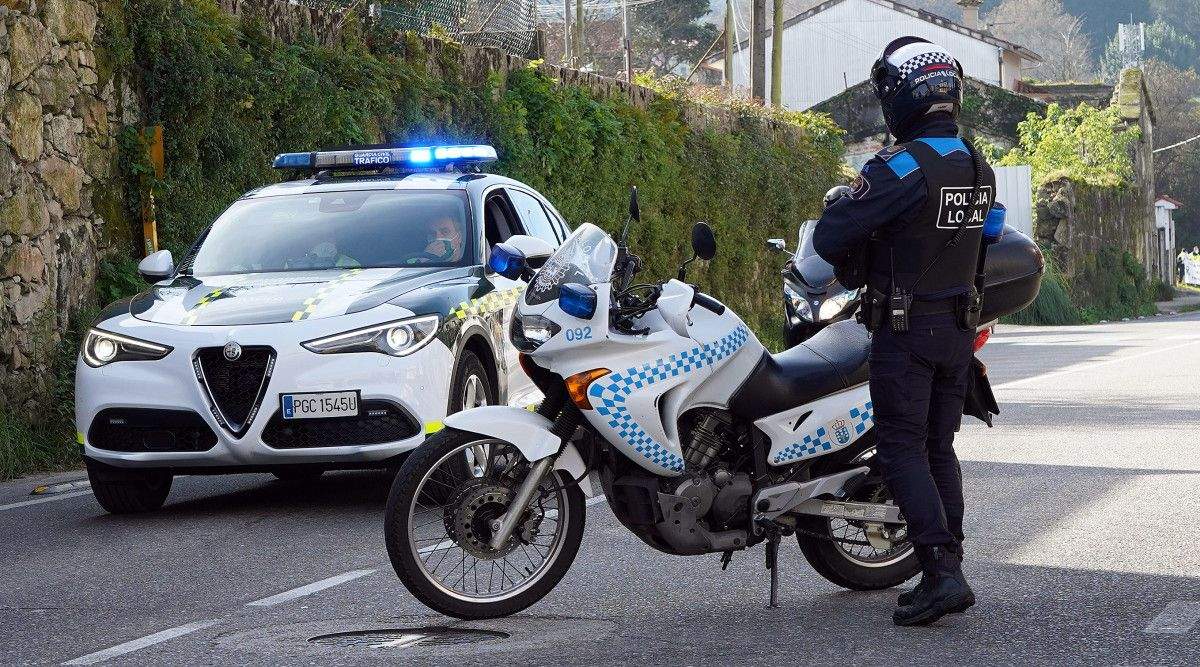 Vehículos da Garda Civil e da Policía Local de Pontevedra