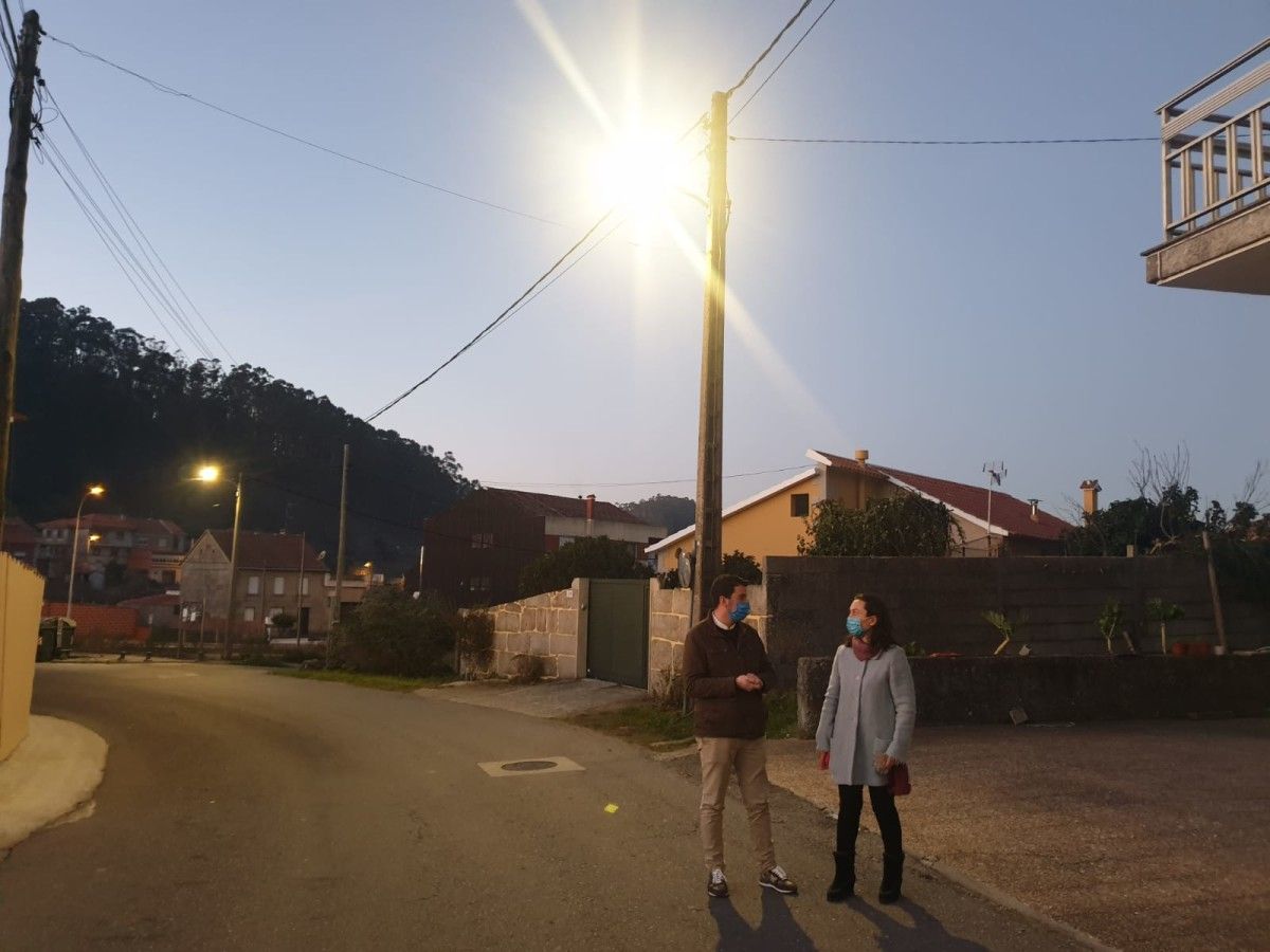 María Ramallo e Pablo Novas visitan as obras de renovación do alumeado na estrada Vilaseca – O Pazo