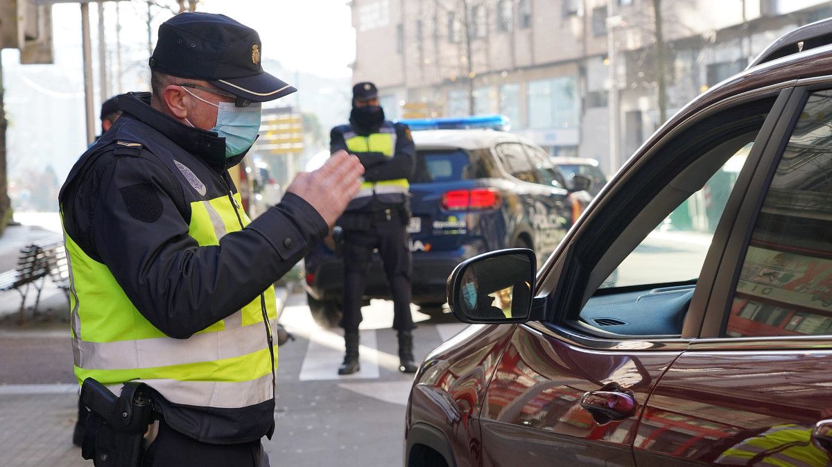 A Policía Local e Nacional controlan o cumprimento das restriccións impostas pola pandemia