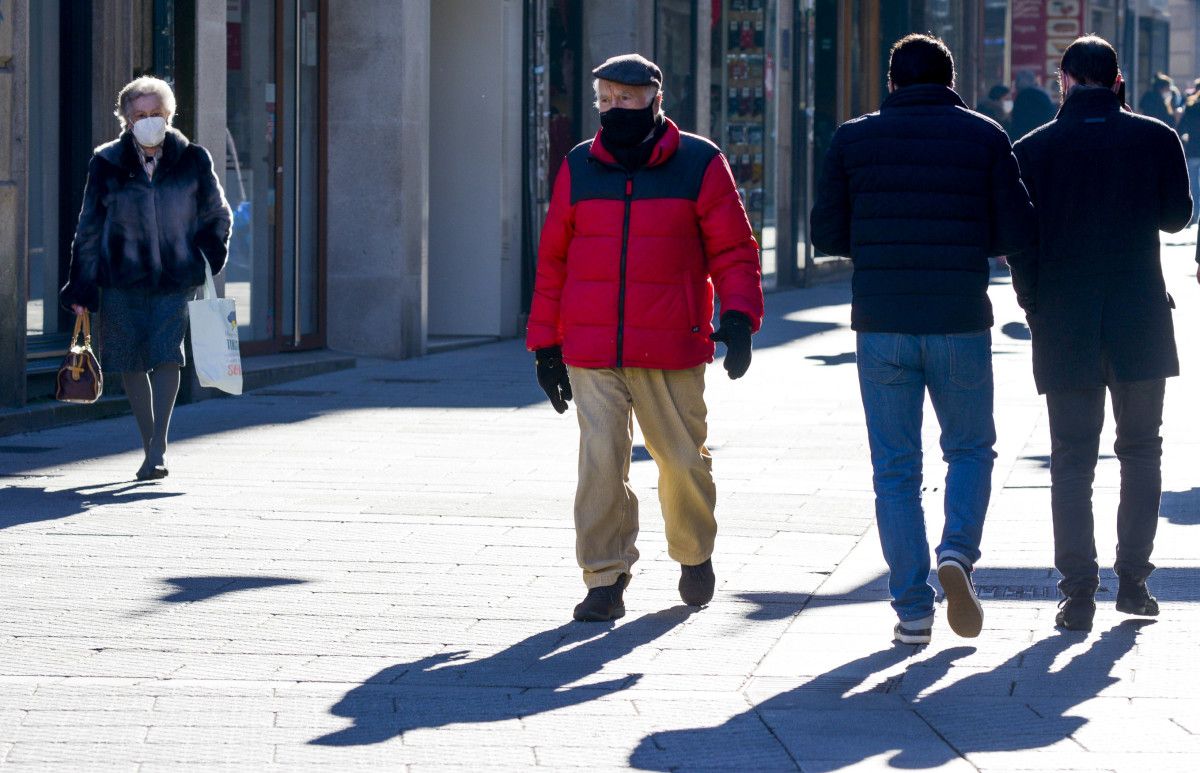 Xente paseando con máscaras en Pontevedra