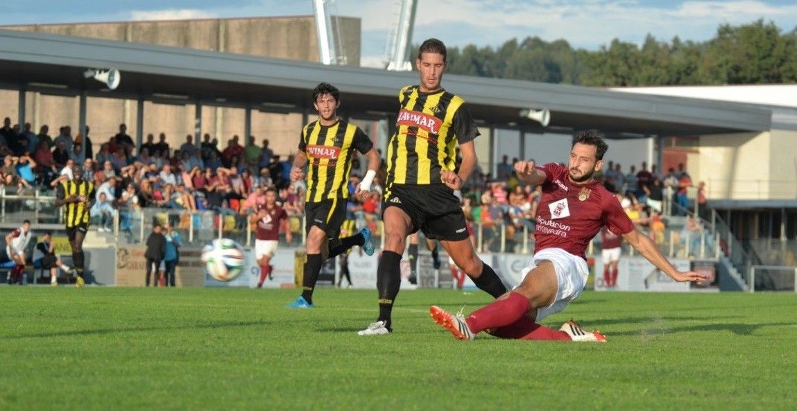 Pablo Carnero consigue con este remate el segundo gol del Pontevedra en Ribadumia