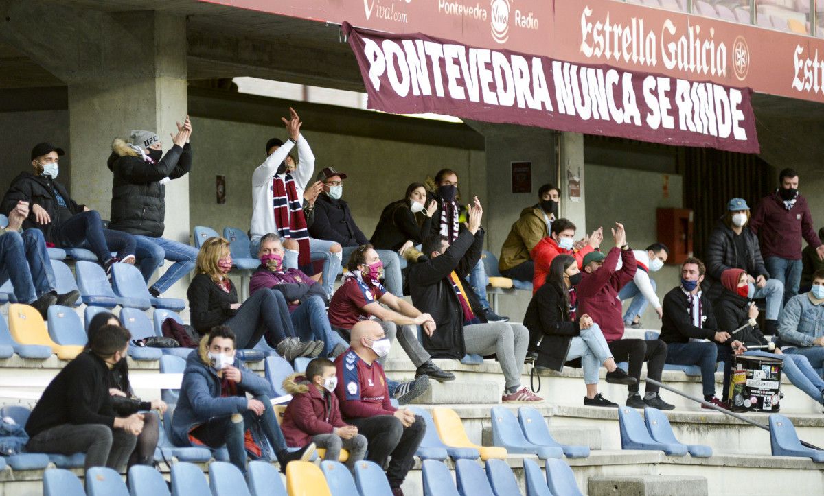 Grada de Pasarón en el partido entre Pontevedra y Racing de Ferrol 