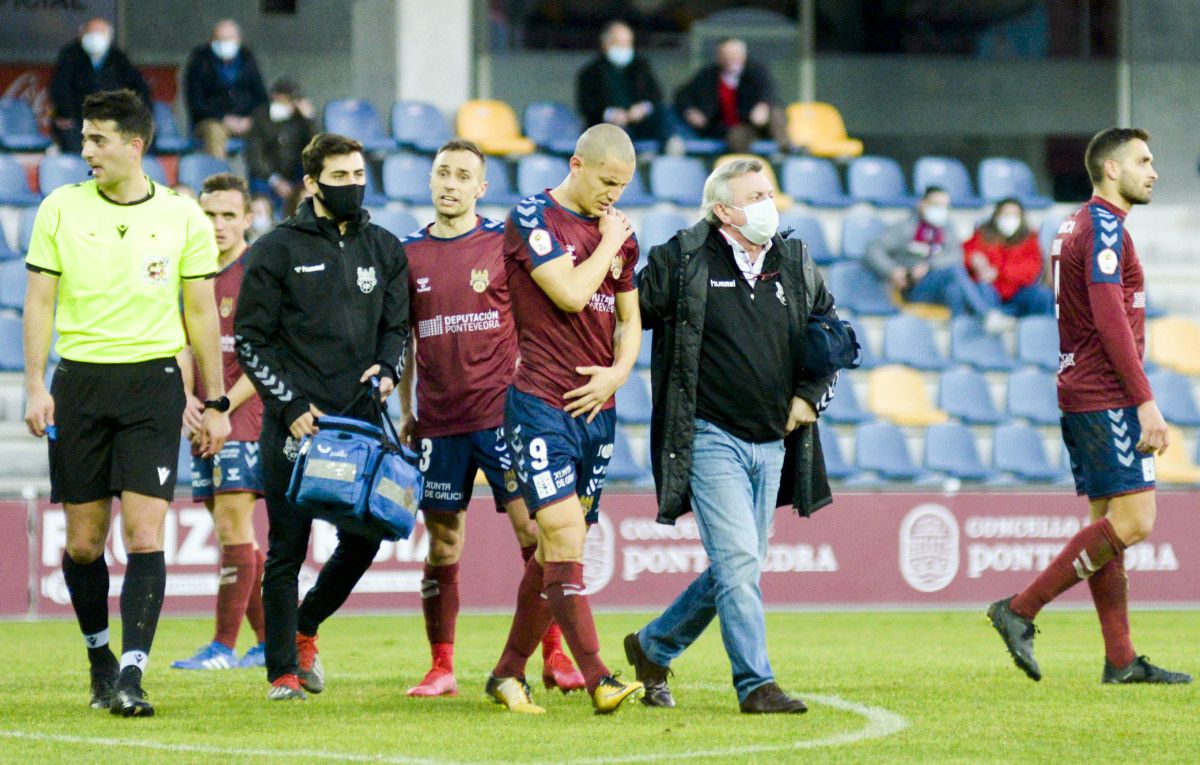 Rufo abandona el campo lesionado en el partido entre Pontevedra y Racing de Ferrol en Pasarón 