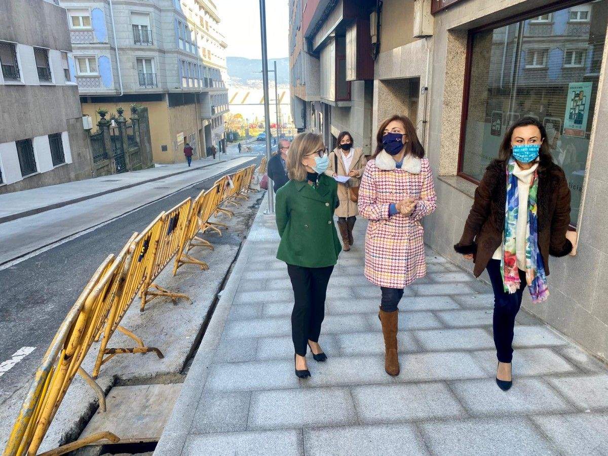 A conselleira Ángeles Vázquez visita as obras da rúa de A Estrada