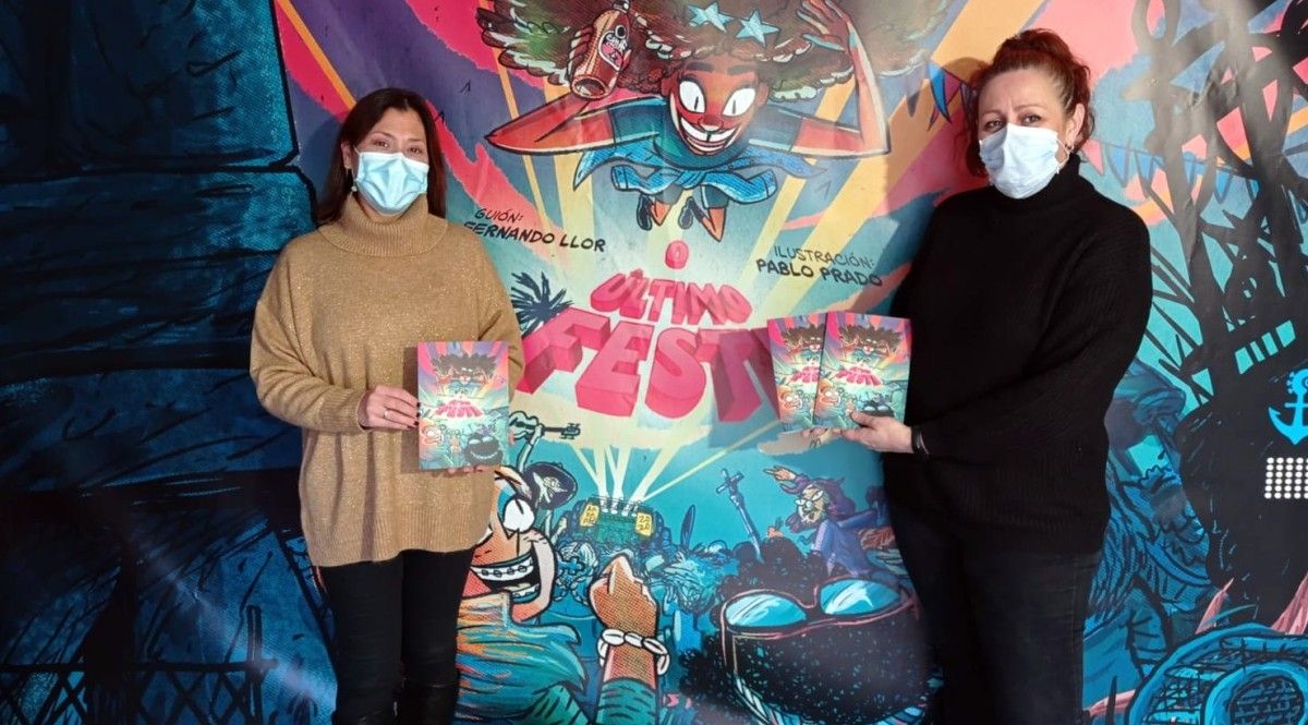 Raquel Rodríguez, concejala de Cultura, recibe los ejemplares del cómic editado por la Asociación Armadiña
