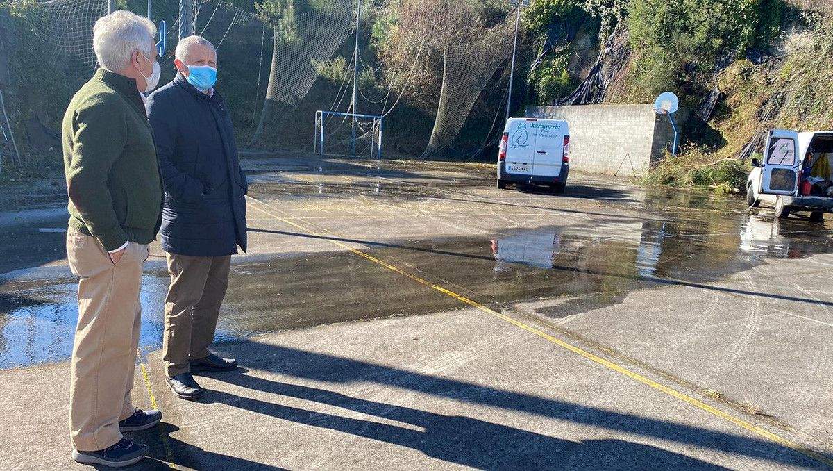 Luciano Sobral e José Ramón Gómez na zona do Vao na que se fará o cribado