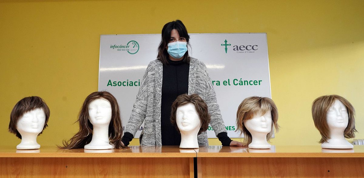María Sanmartín mostra algunha das pezas do banco de perrucas da AECC en Pontevedra