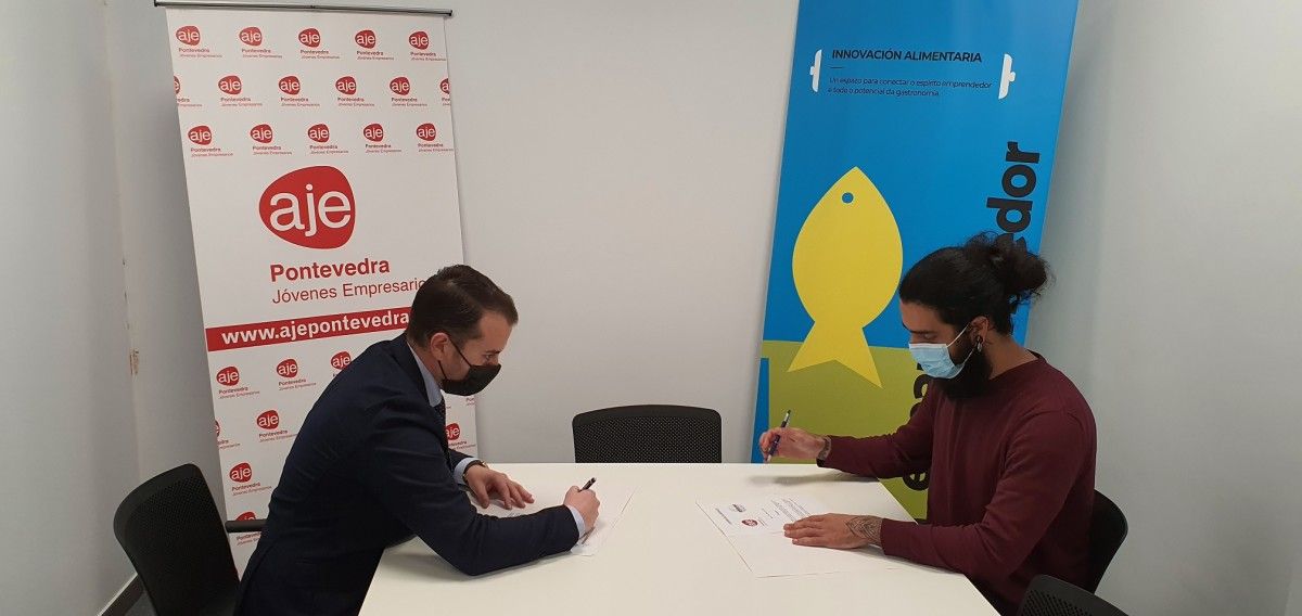 Jesús Rey (Aje Pontevedra) e Tomás Torres (Cartablanca) na sinatura do convenio