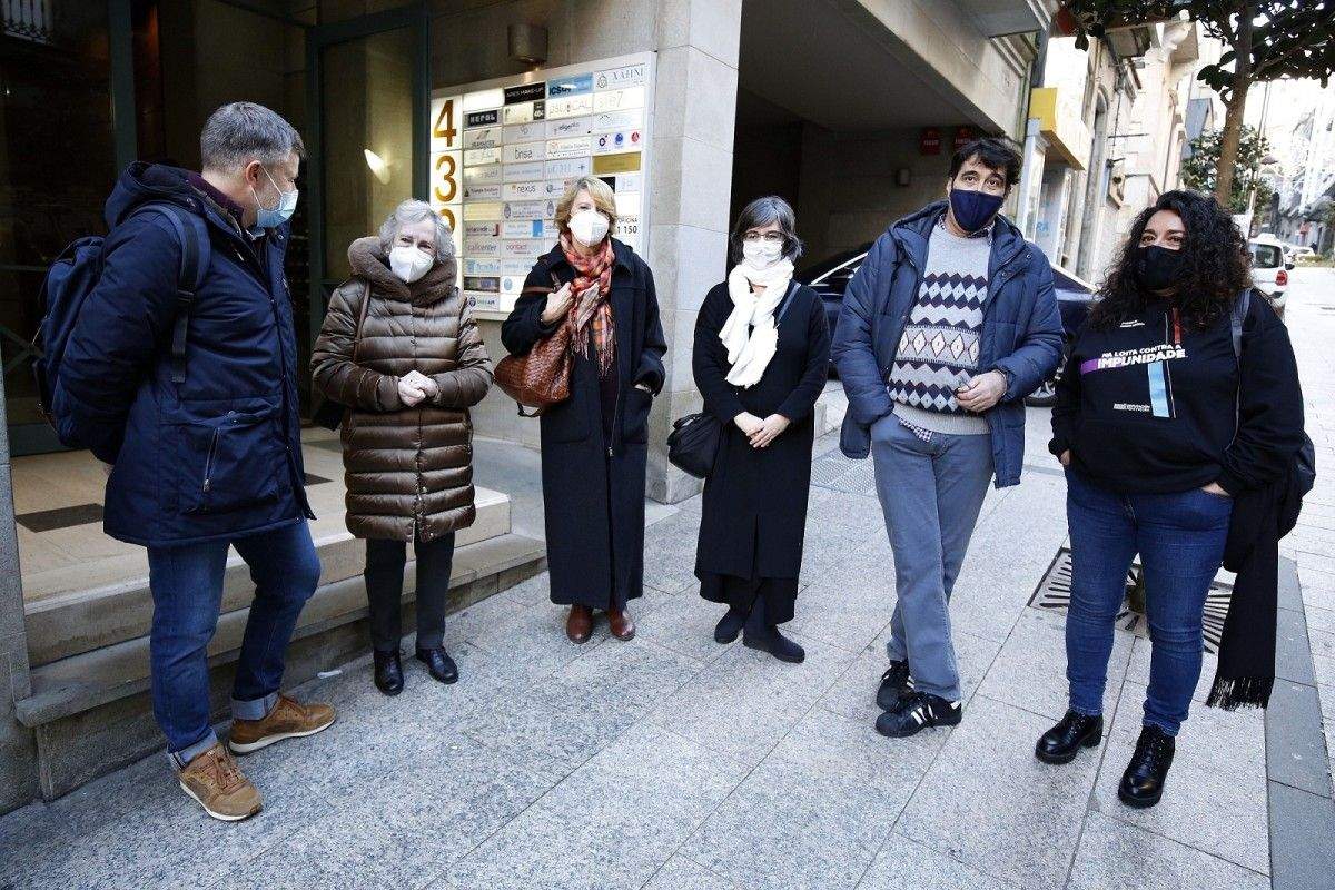 A filla e o neto de Alexandre Bóveda, as netas de Amancio Caamaño Cimadevila e os netos de Ramiro Paz Carbajal diante do Consulado arxentino en Vigo
