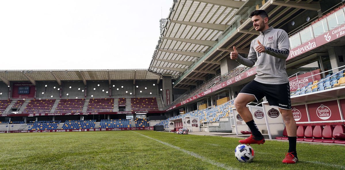 Damià Sabater na súa presentación como xogador do Pontevedra (tempada 20-21)