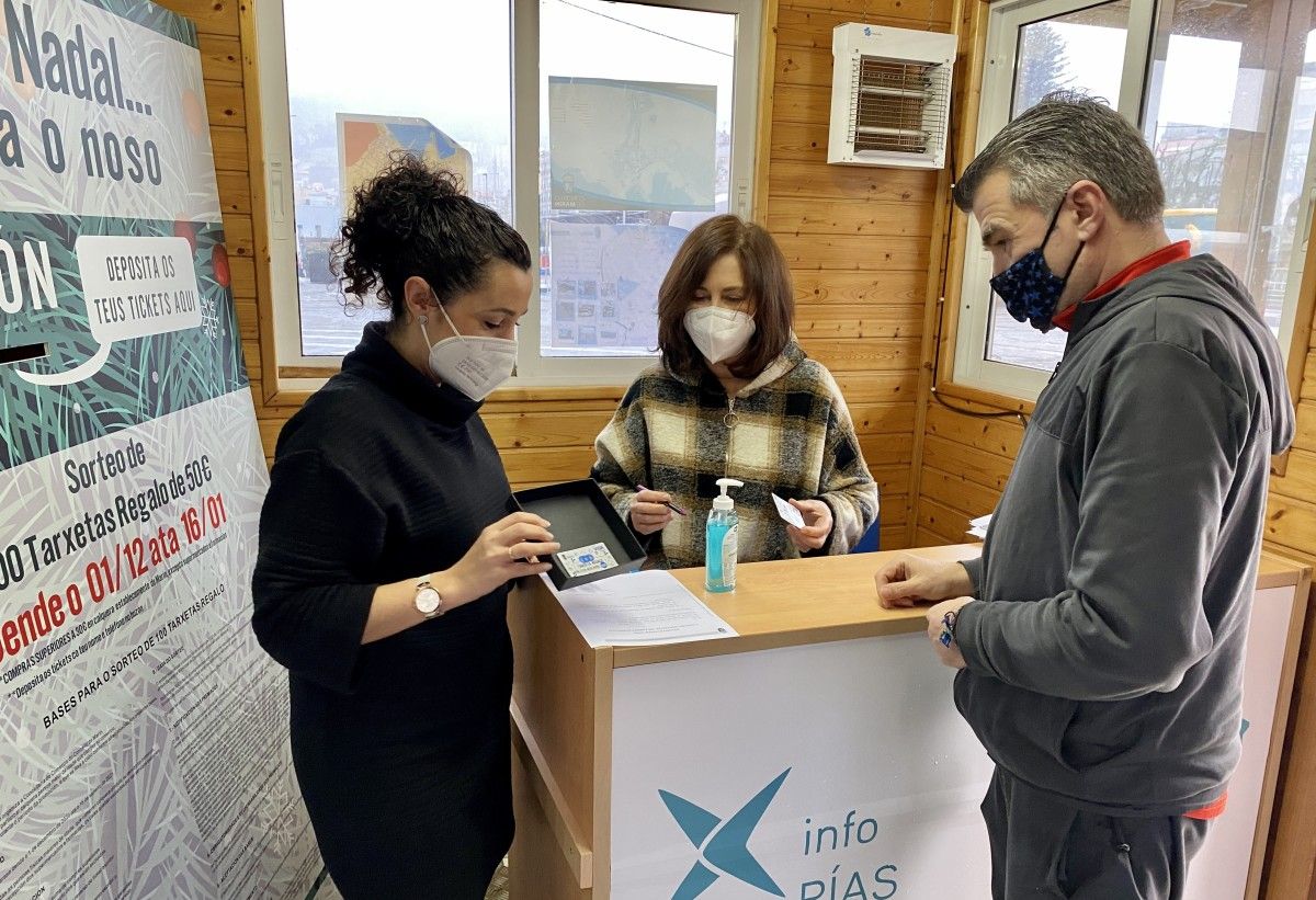 Entrega das tarxetas regalo da campaña 'Apoiar o noso'