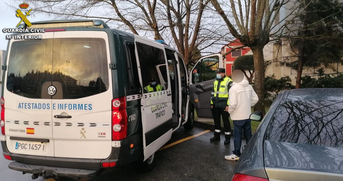 A Guarda Civil detén en Sanxenxo a un infractor reincidente que conducía sen carné e baixo os efectos do alcol