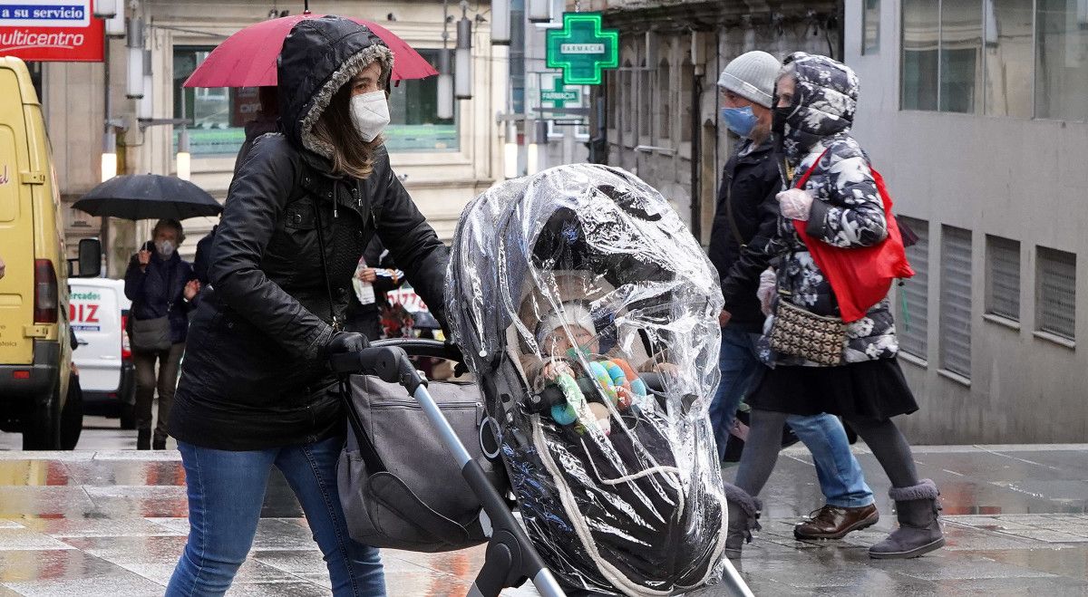 Persoas con máscara nunha rúa de Pontevedra