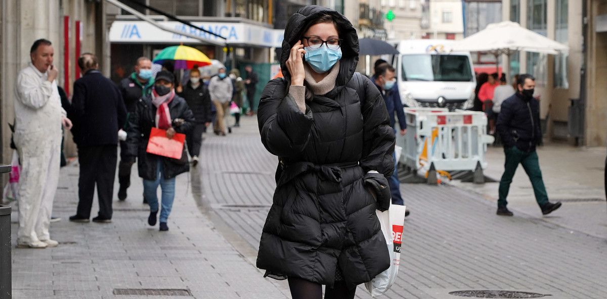 Gente paseando con mascarillas en Pontevedra
