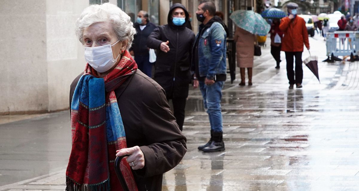 Personas paseando con mascarillas