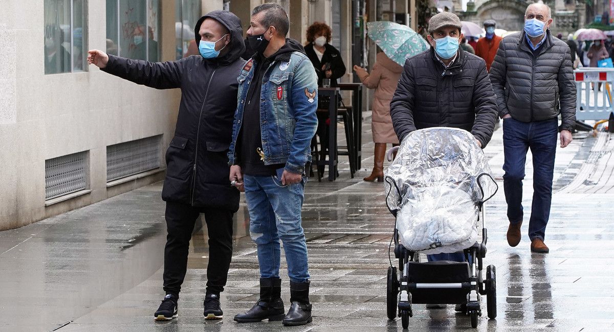 Xente paseando con máscaras en Pontevedra