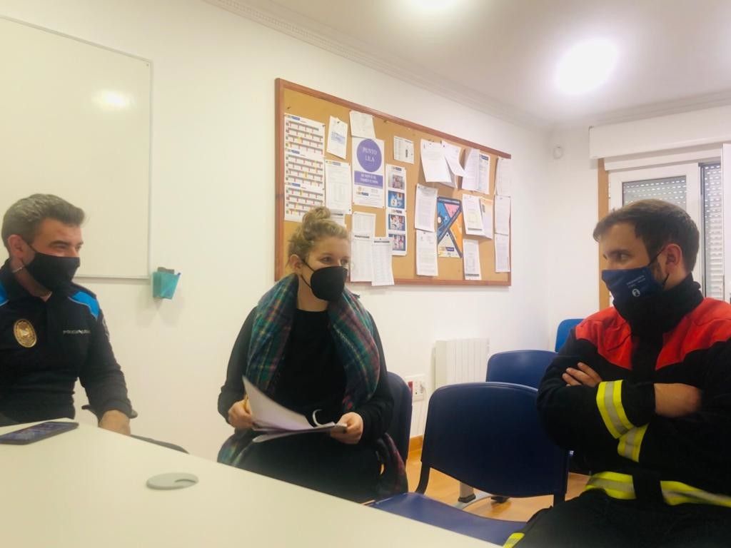 Reunión de Marga Caldas con los responsables de Protección Civil y la Policía Local 