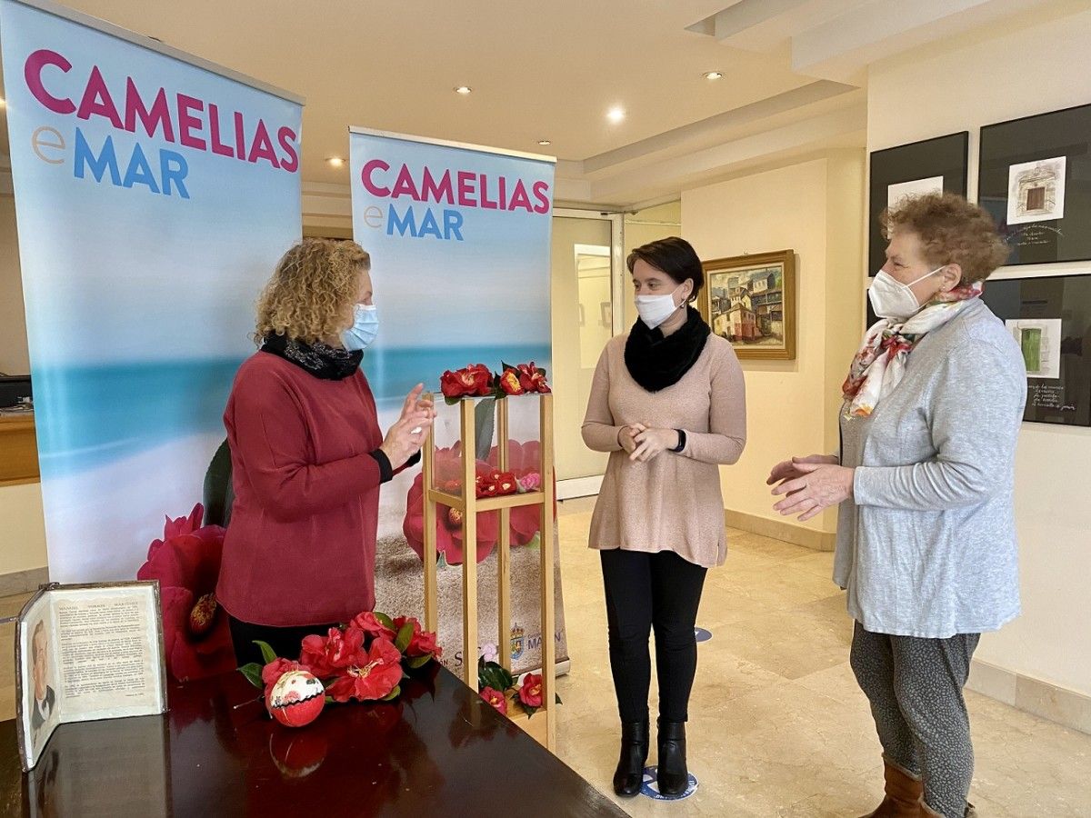 Reunión da concelleira Itziar Álvarez coas organizadoras da mostra da camelia, Cristina Barreiro e Mara Fariña