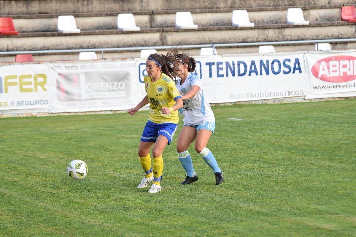 Miri Señoráns no partido do Atlético Arousana contra o Viaxes Interrías