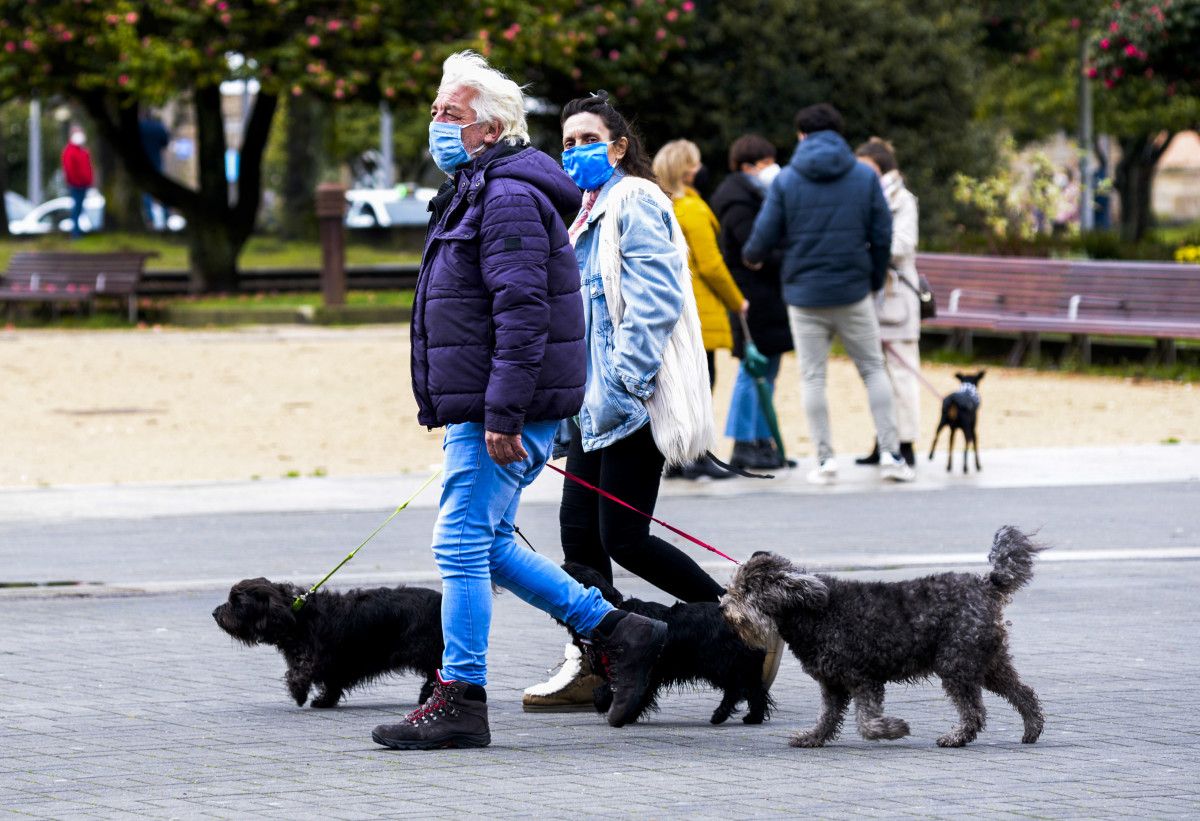 Xente paseando con máscaras en Pontevedra