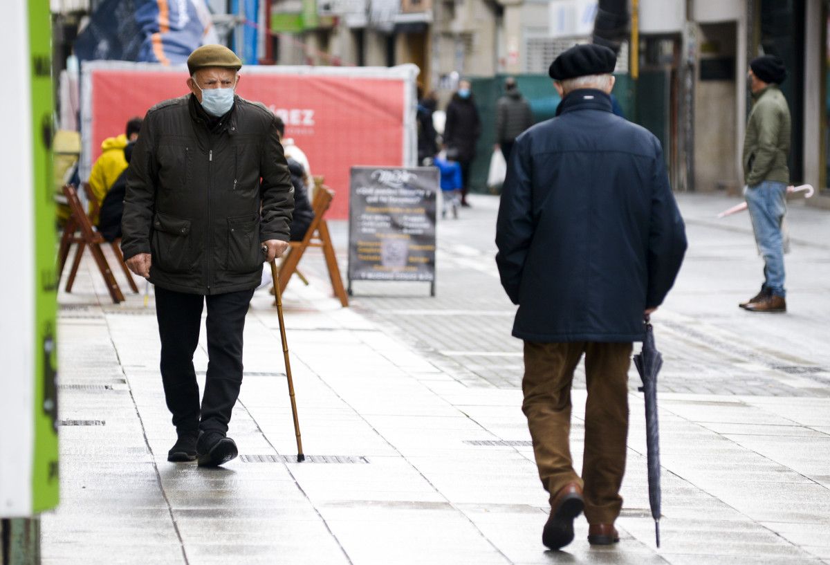 Dos personas paseando solas por la calle