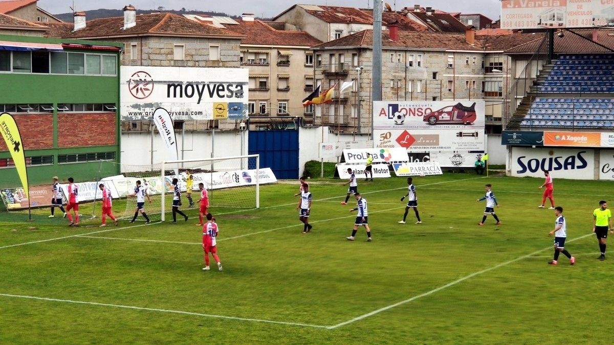 Partido entre Ourense CF y Arosa en O Couto