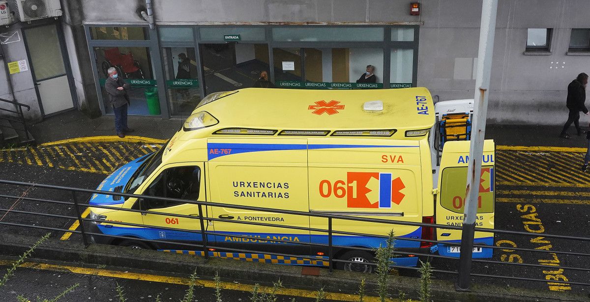 Ambulancia diante do servizo de Urxencias de Montecelo