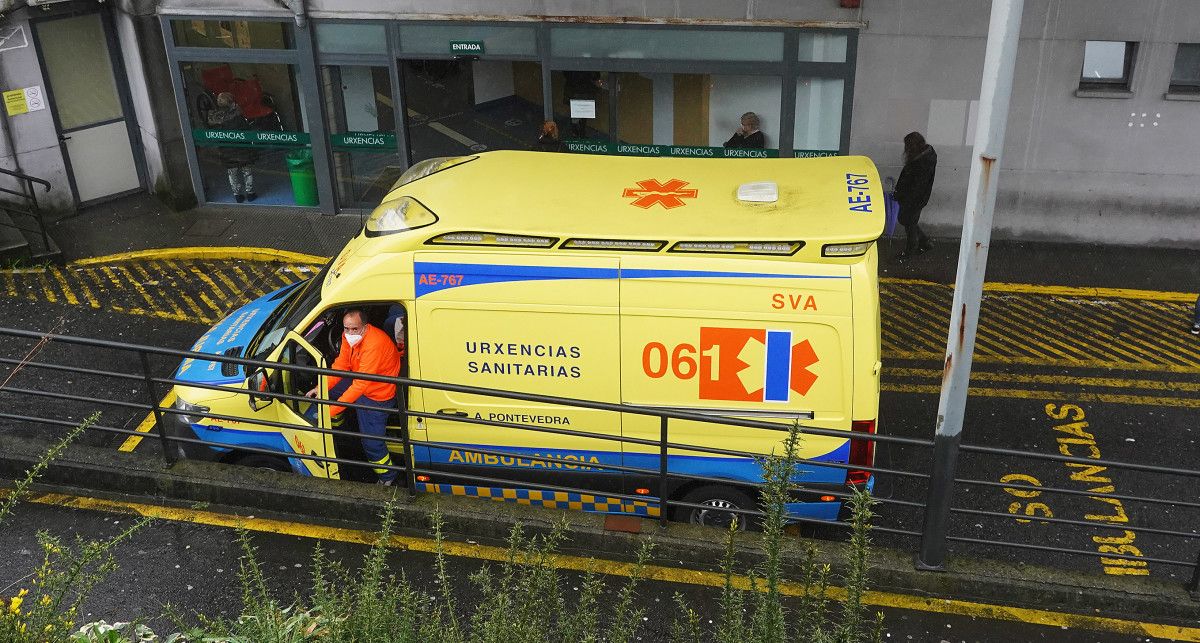 Ambulancia diante do servizo de Urxencias de Montecelo