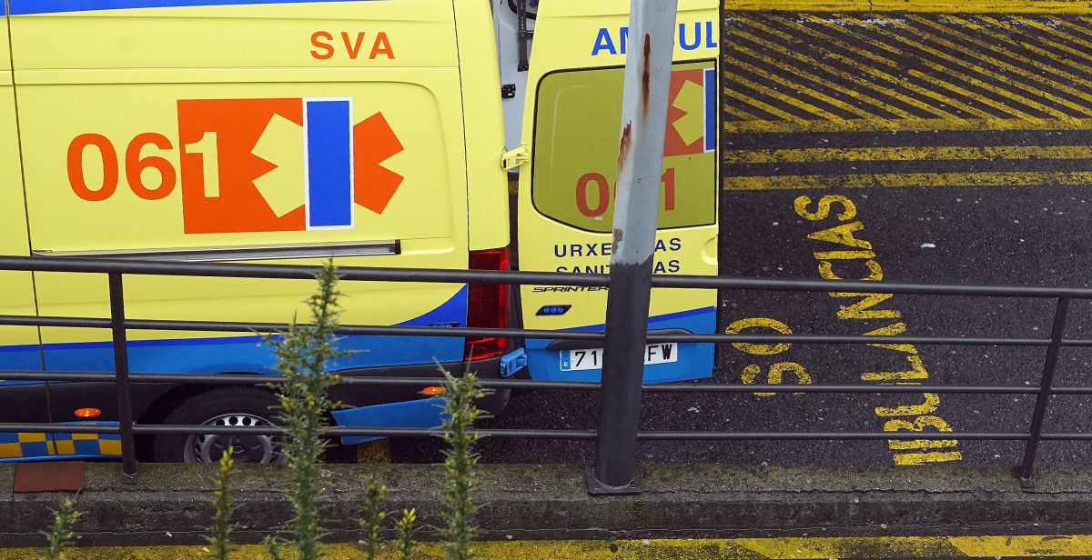 Ambulancia diante do servizo de Urxencias de Montecelo